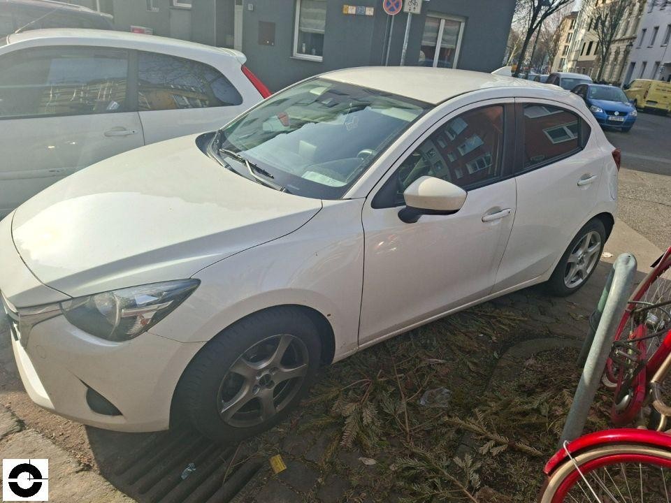 Seitenansicht links, weißer Kleinwagen, keine sichtbaren Schäden erkennbar