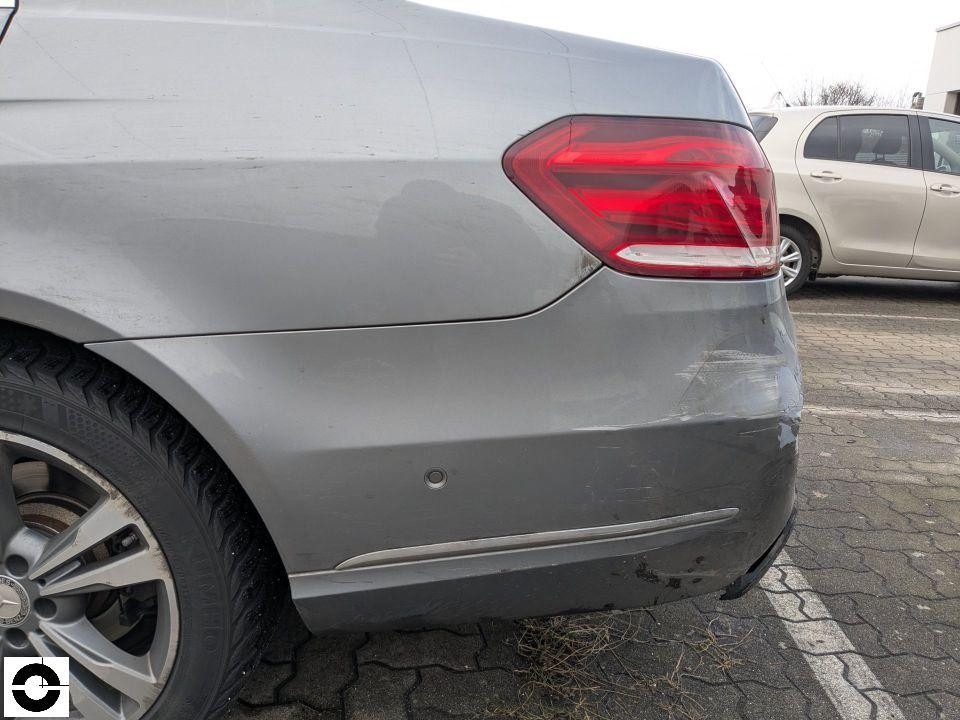 Heckansicht links, Kratzer und Schürfschäden an hinterer Stoßstange und Kotflügel