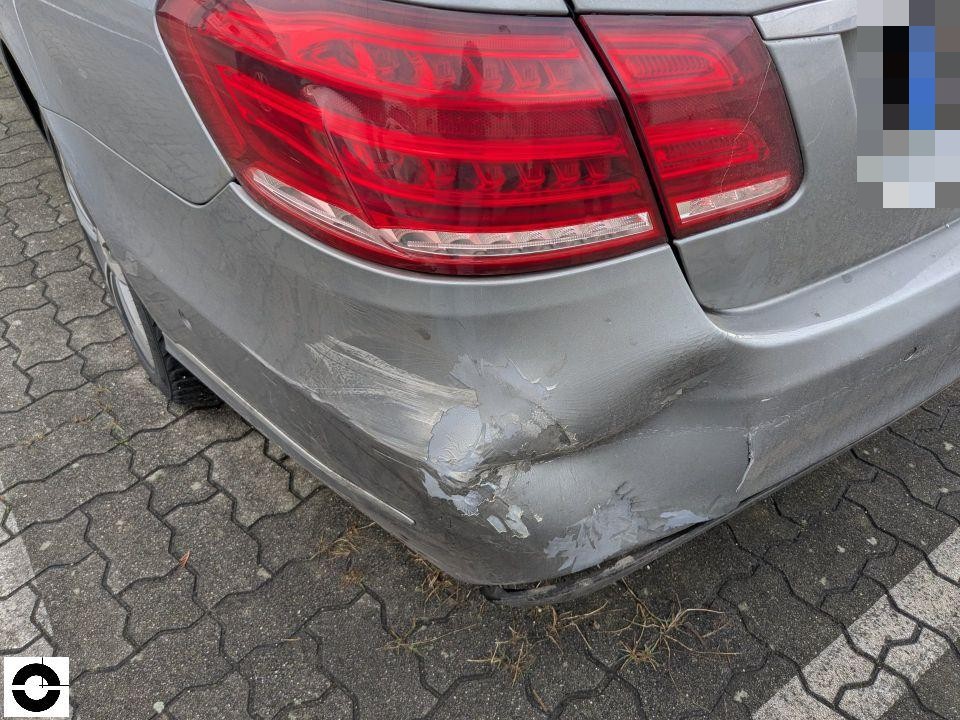 Heckansicht links, Stoßfänger mit starken Kratzern und Lackabplatzungen