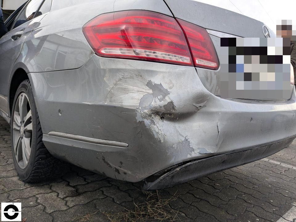 Heckansicht schräg links, starke Delle und Lackschäden an hinterer Stoßstange rechts