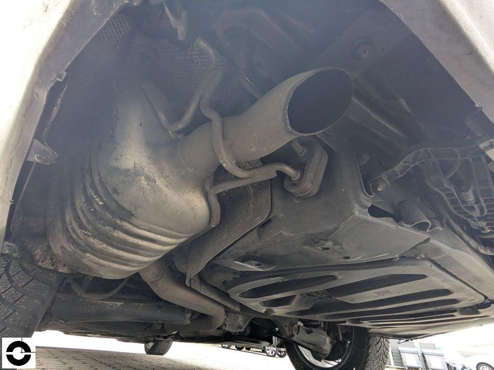 Unterbodenansicht mit Abgasanlage, Katalysator und Hitzeschutzblechen