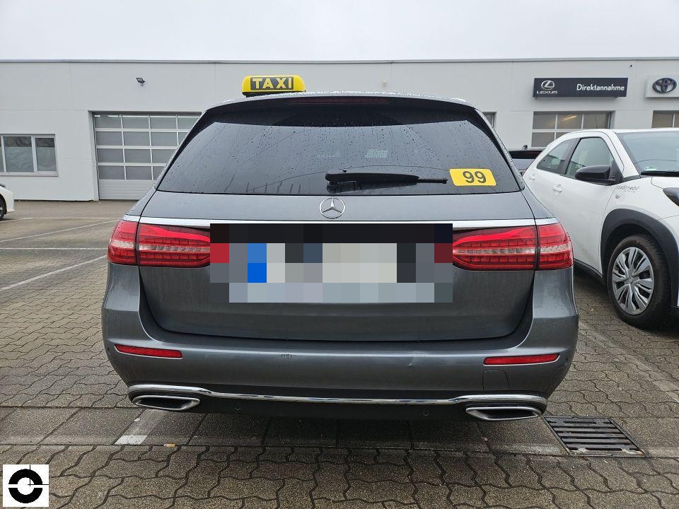 Heckansicht Taxi, Kennzeichen pixeliert, Taxischild mit Nummer 99 auf Dach