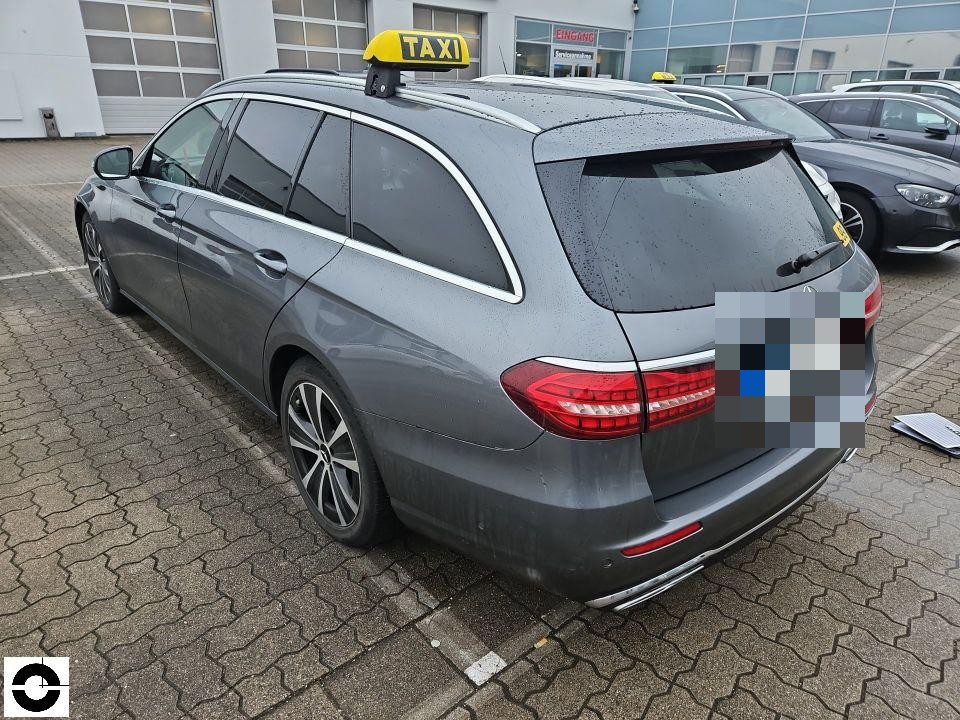 Taxi-Kombi von schräg hinten links, Kennzeichen bereits pixeliert