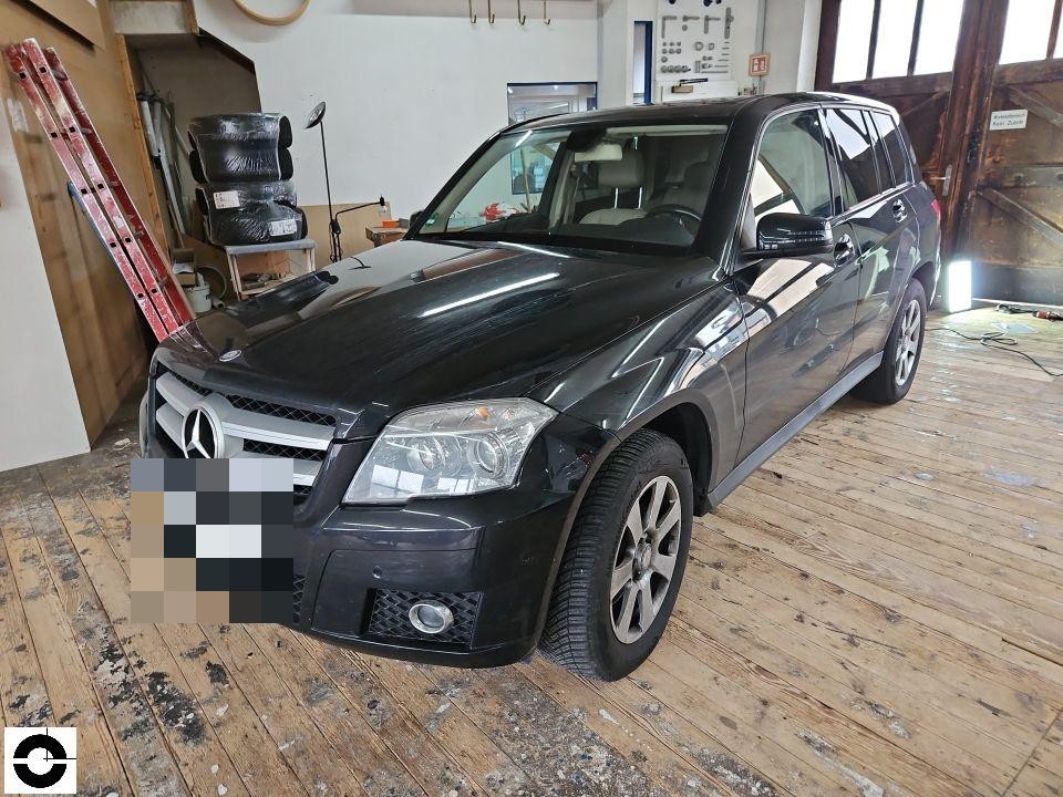 Frontansicht schräg rechts in Werkstatt, Kennzeichen bereits pixeliert, keine sichtbaren Schäden