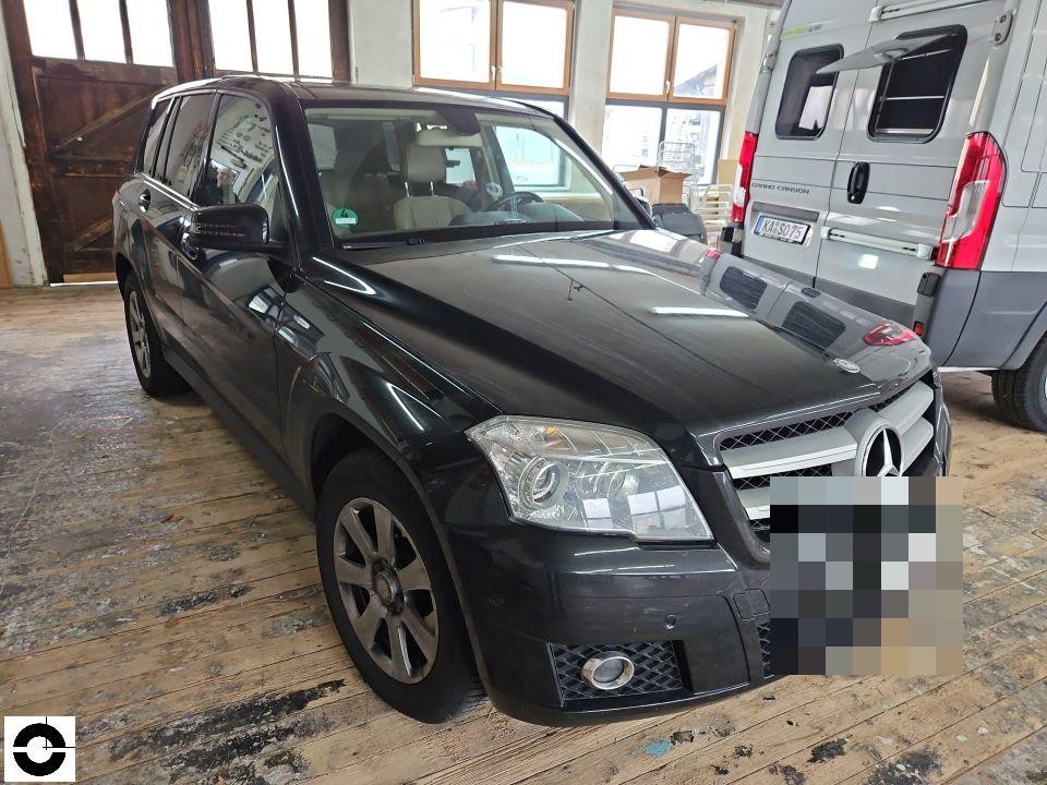 Frontansicht schräg rechts, schwarzes SUV in Halle, keine sichtbaren Schäden