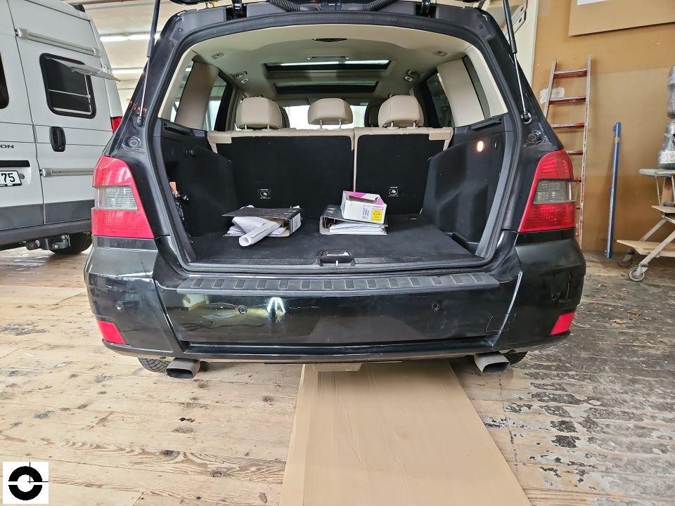 Heckansicht mit geöffneter Heckklappe, Blick in Kofferraum, keine Schäden sichtbar