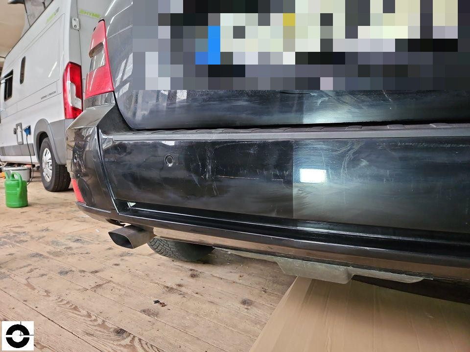 Heckansicht mit Kratzern und Schürfspuren an hinterer Stoßstange, Kennzeichen pixeliert