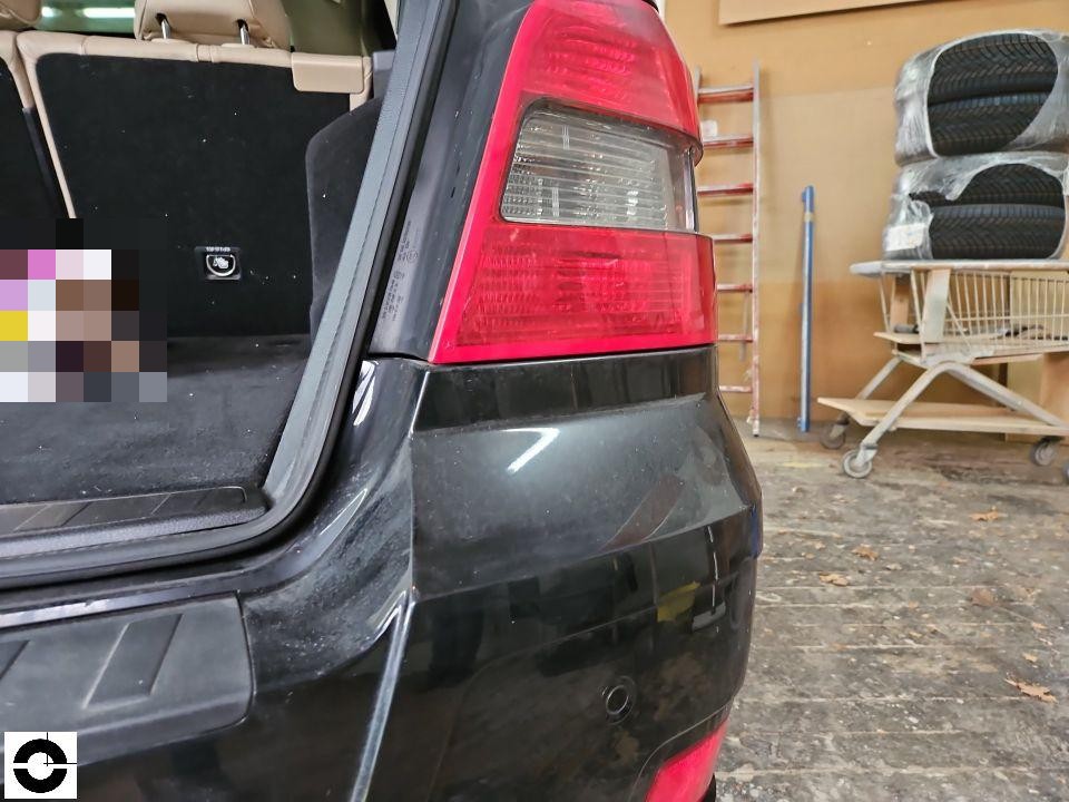 Heckansicht rechts mit geöffneter Heckklappe, Rückleuchte und hinterer Stoßstange sichtbar