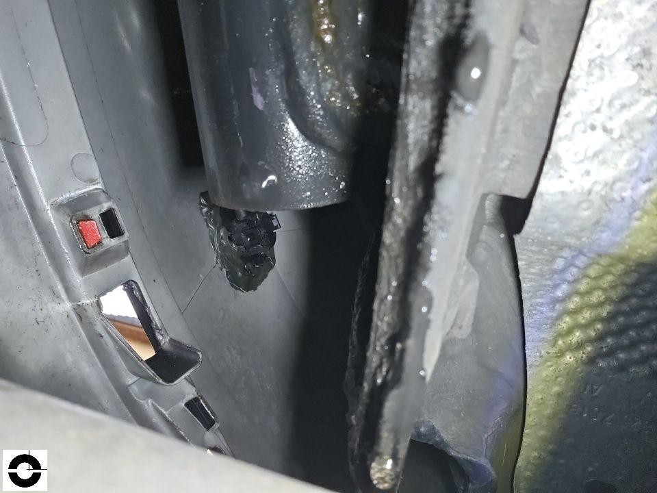 Detailaufnahme Türscharnier mit Schmierfett und Feuchtigkeitsspuren