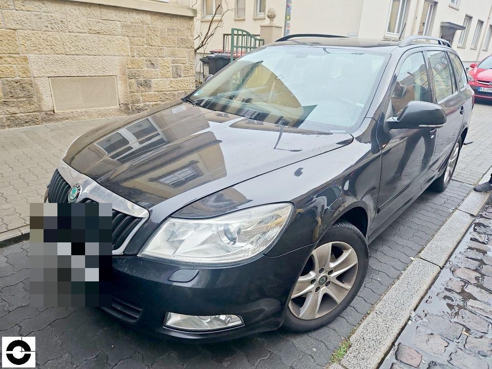 Frontansicht schräg von links, schwarzer Kombi, keine sichtbaren Schäden