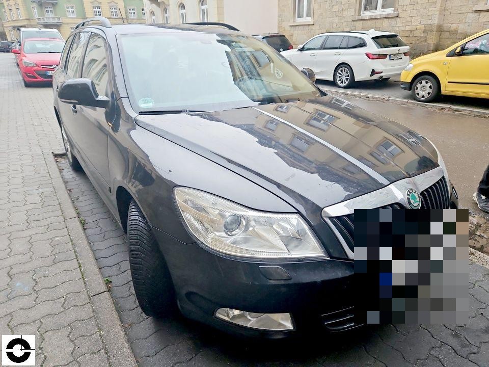 Frontansicht schräg von links, schwarzer Kombi, keine sichtbaren Schäden