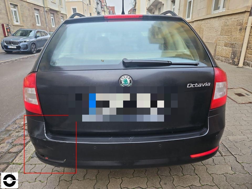 Heckansicht, Stoßstange links unten mit roter Markierung, leichte Kratzer sichtbar