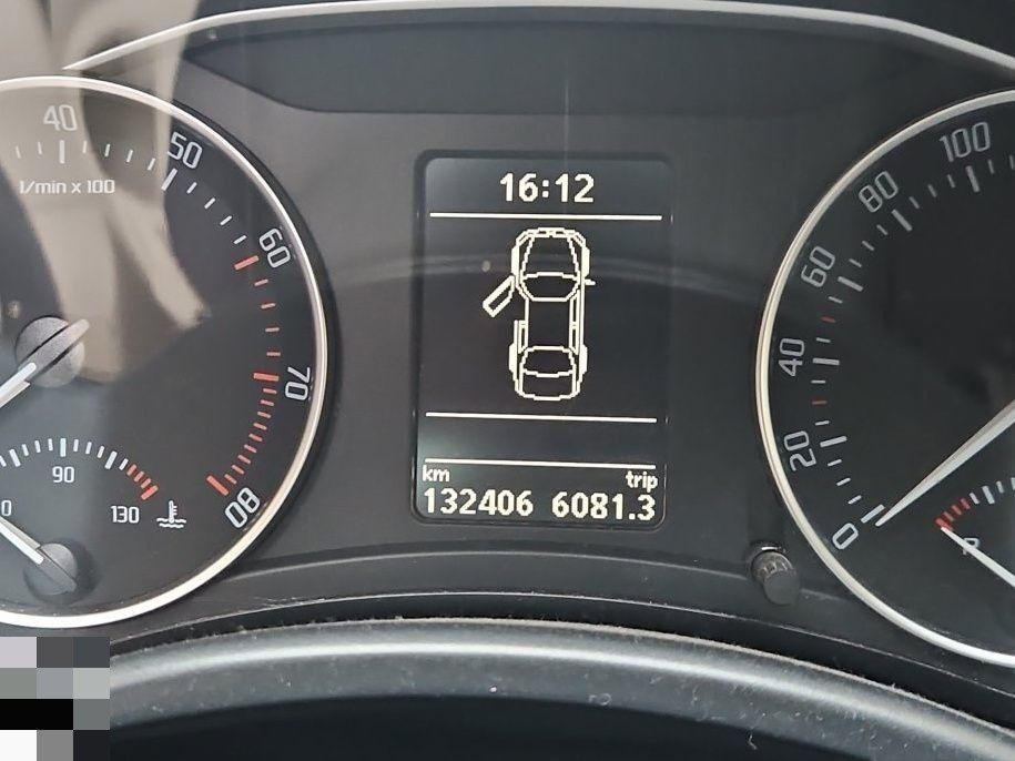 Kombiinstrument mit Tacho, Drehzahlmesser, Kilometerstand 132406 km, Uhrzeit 16:12