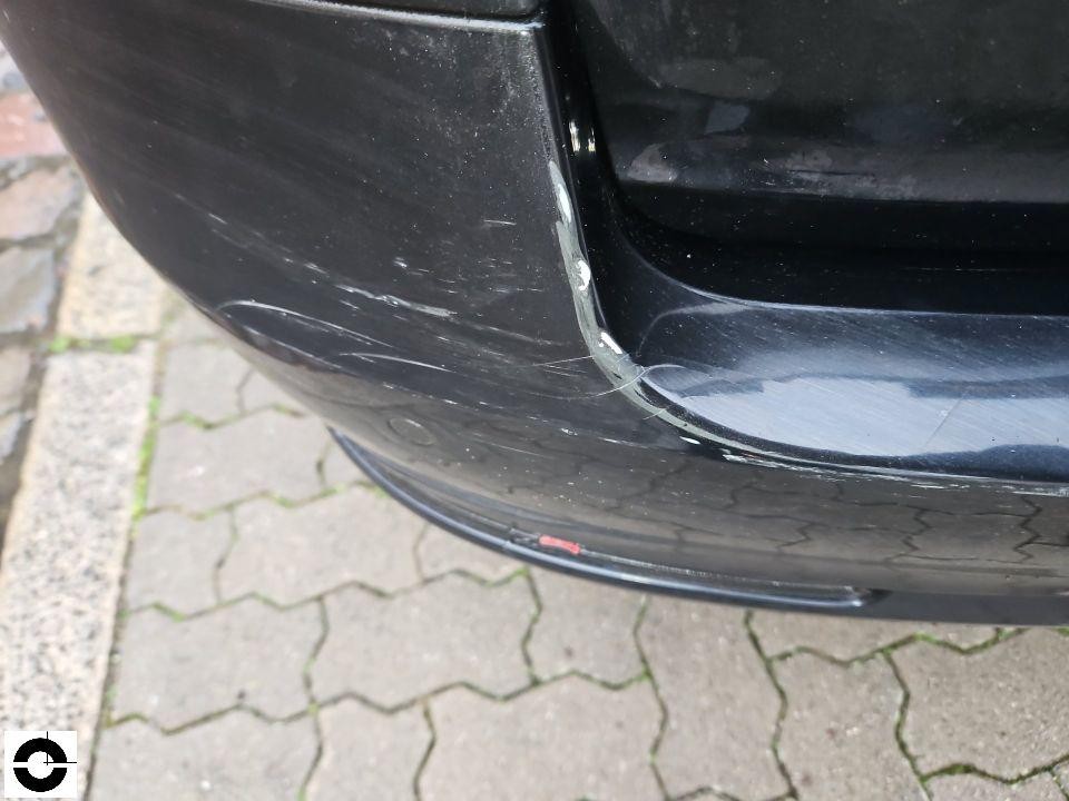 Nahaufnahme Frontstoßstange links unten mit Kratzern und Schürfspuren