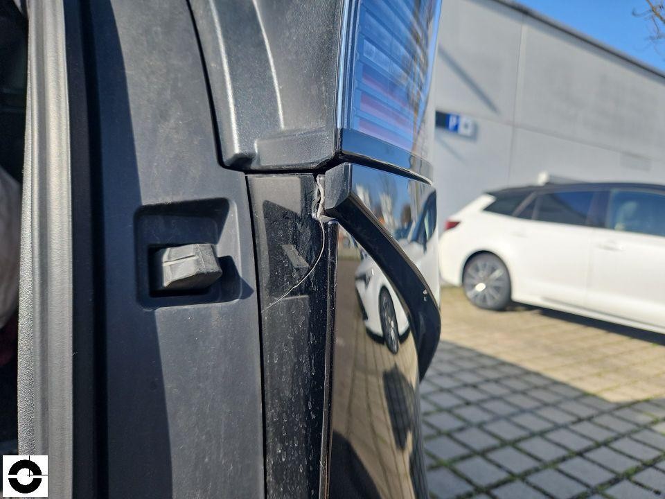 Detailaufnahme hintere rechte B-Säule mit Lackschaden und Kratzern an Zierleiste