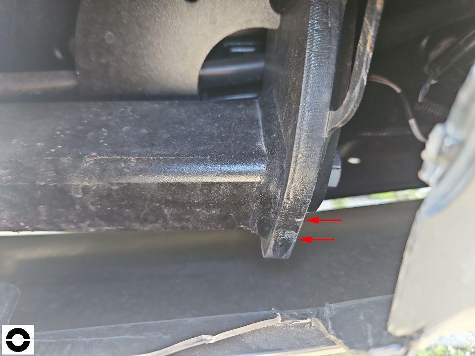 Detailaufnahme Schwellerbereich mit roten Pfeilen auf Kratzer und Beschädigungen