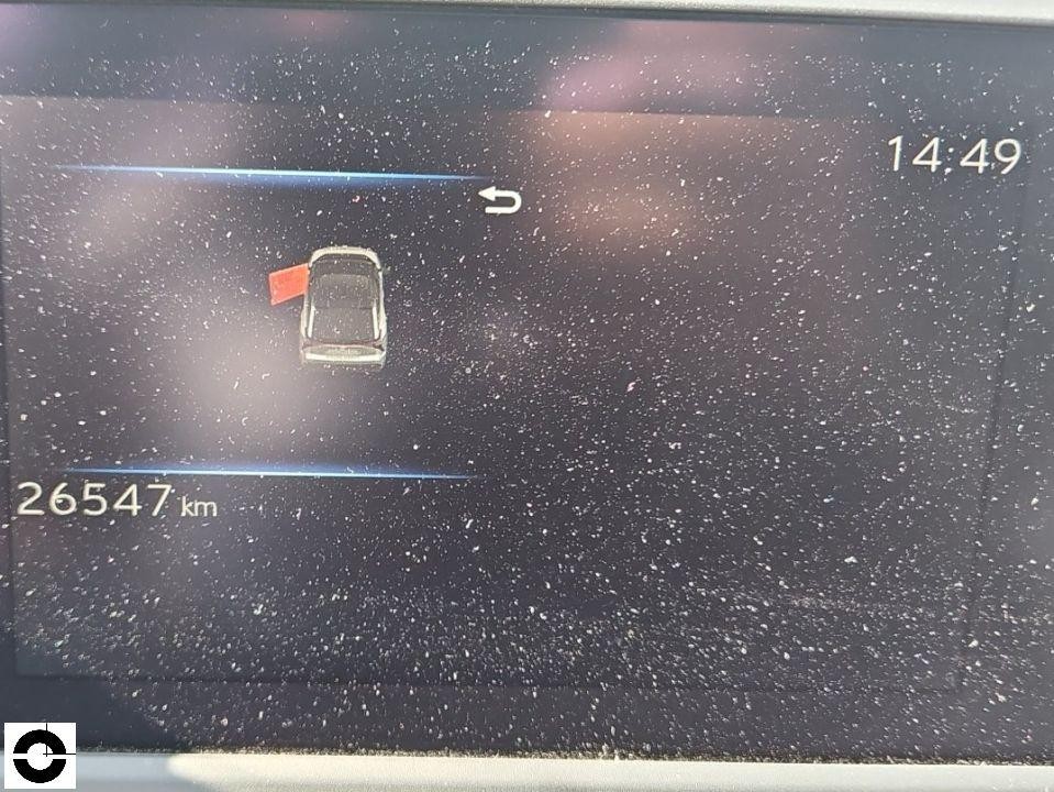 Digitales Kombiinstrument zeigt Kilometerstand 26547 km, Uhrzeit 14:49, offene Fahrertür-Warnung