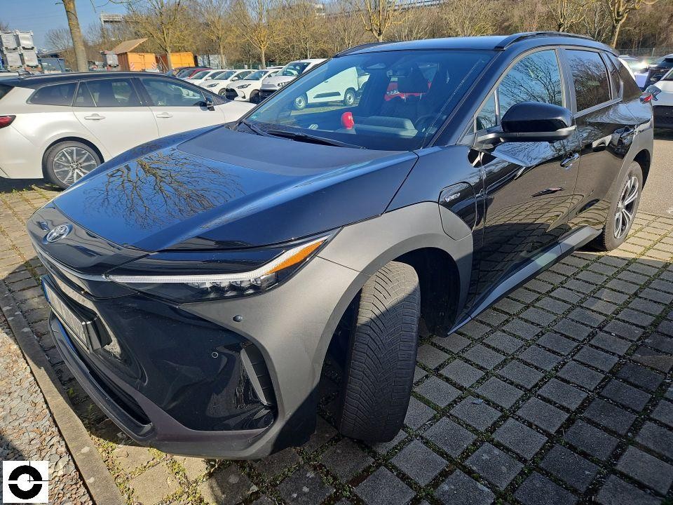 Frontansicht schräg links, dunkelblaues SUV auf Parkplatz, keine sichtbaren Schäden