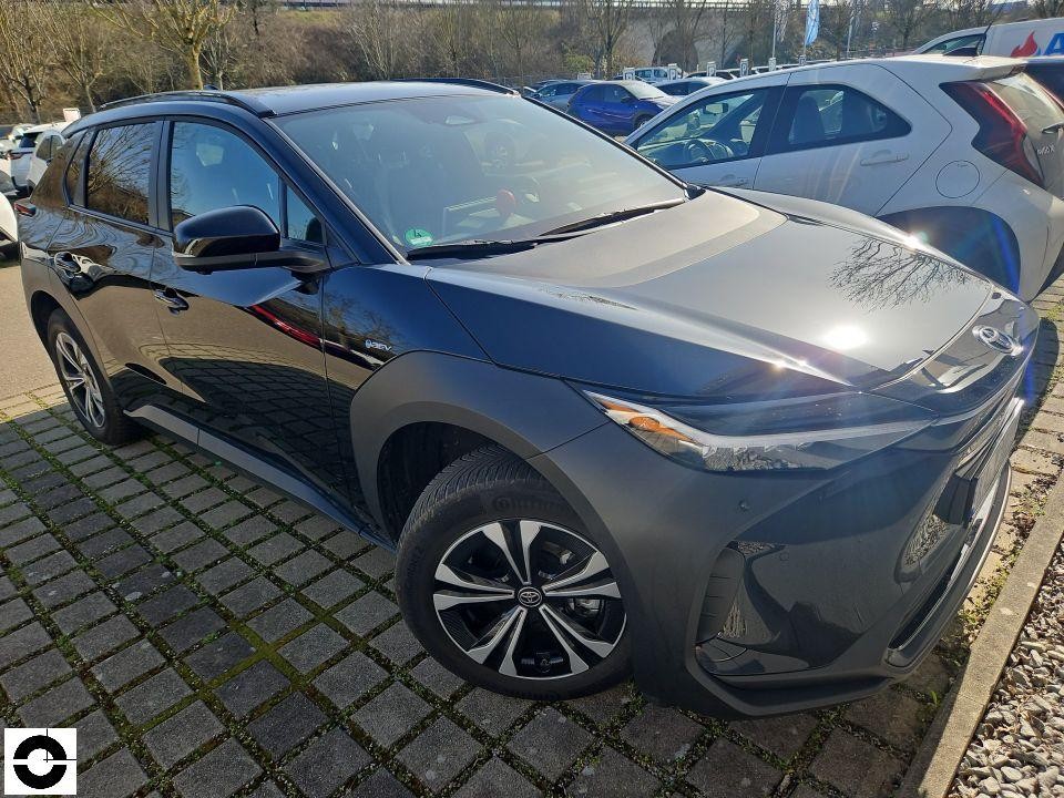 Frontansicht schräg rechts, dunkelgraues SUV auf Parkplatz, keine Schäden sichtbar