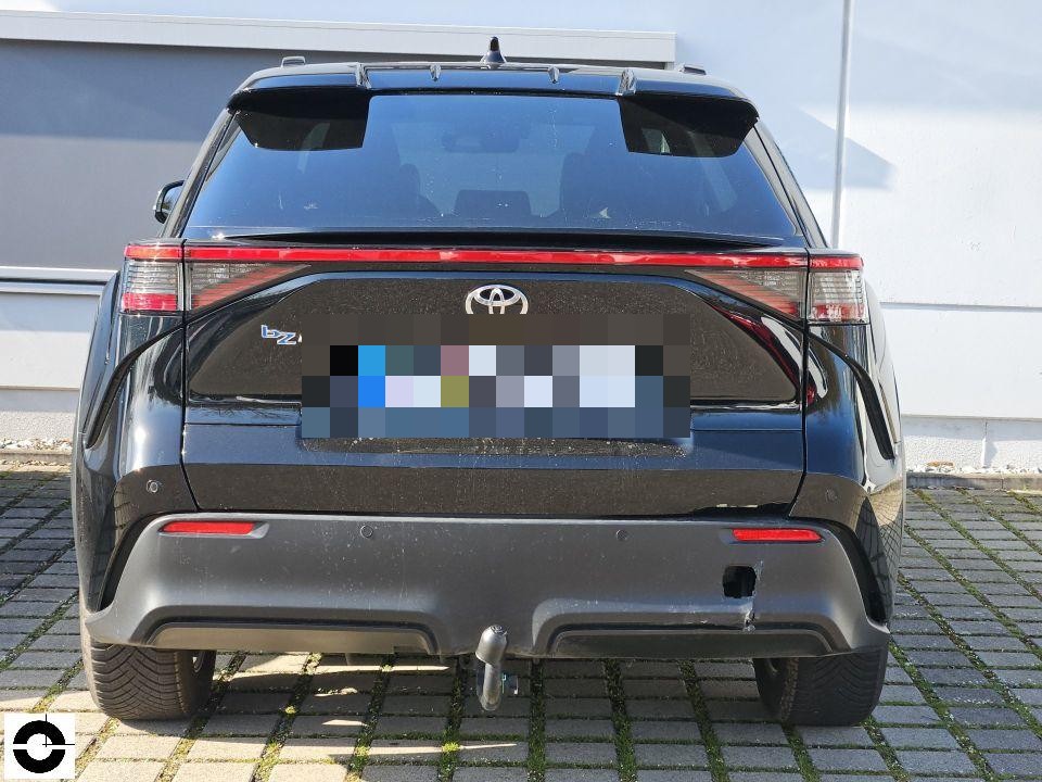 Heckansicht, Kennzeichen pixeliert, Anhängerkupplung sichtbar, keine sichtbaren Schäden