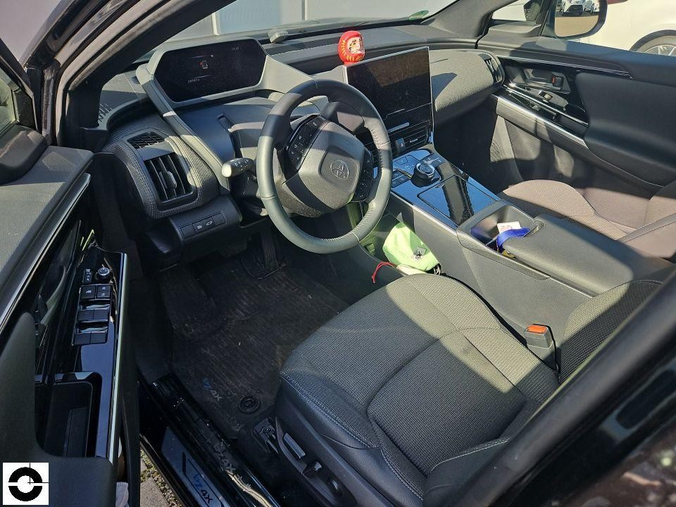 Innenraum Fahrerseite, Blick auf Lenkrad, Armaturenbrett und Fahrersitz, keine Schäden sichtbar