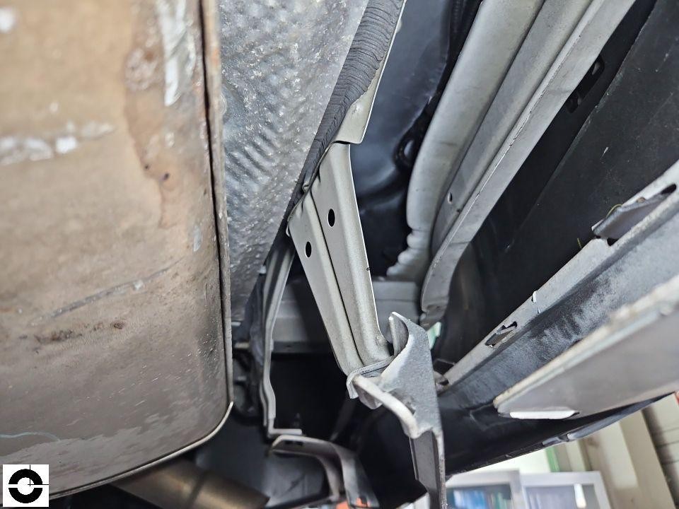 Detailaufnahme Motorhaube-Scharnier und Kotflügel-Verbindung, Unfallschaden an Frontstruktur