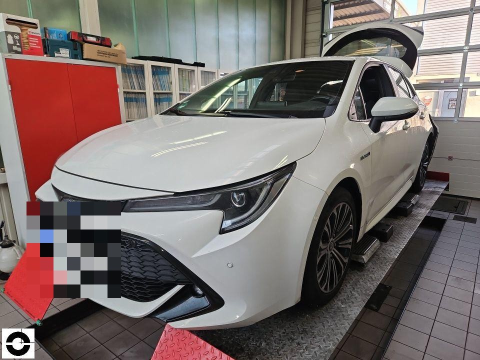 Frontansicht schräg links, Fahrzeug auf Hebebühne in Werkstatt, keine sichtbaren Schäden