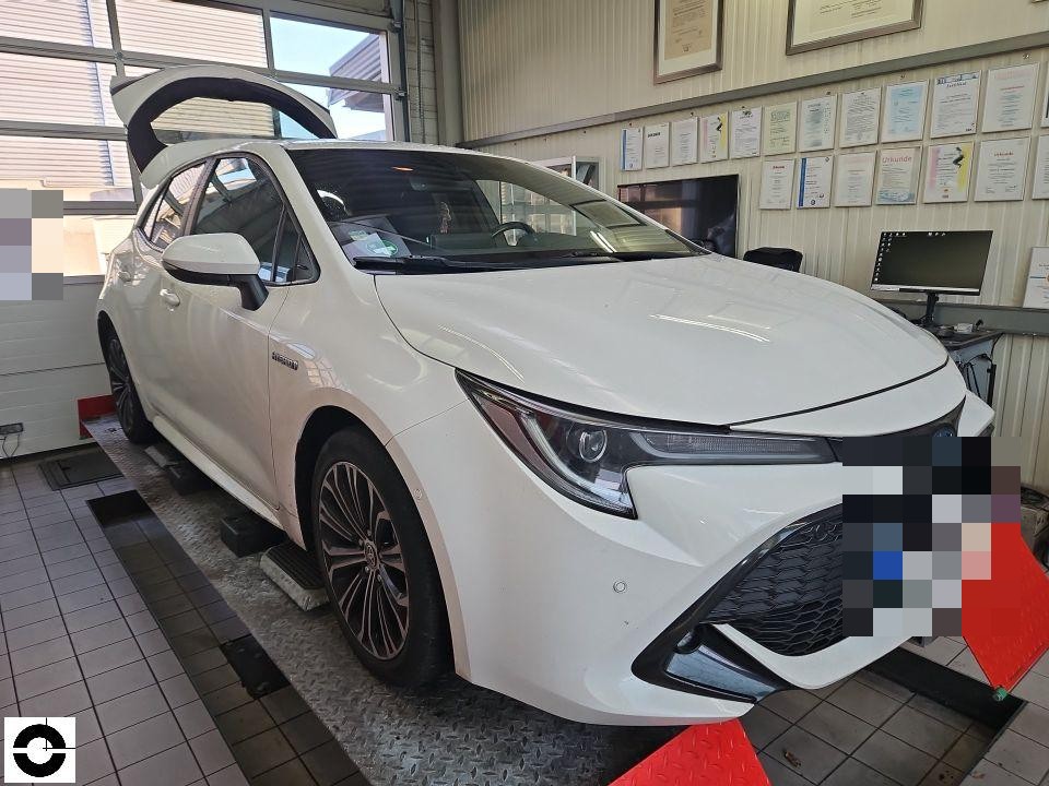 Frontansicht schräg rechts, Fahrzeug auf Hebebühne in Werkstatt, Heckklappe geöffnet