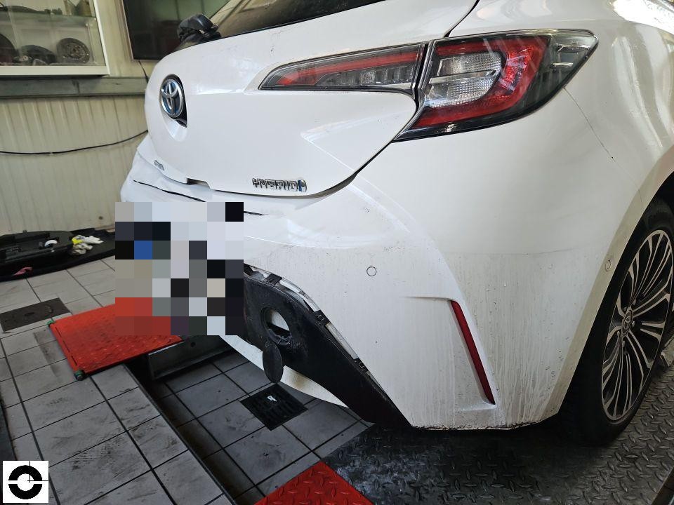 Heckansicht links, Stoßstange beschädigt und teilweise demontiert, Radlauf sichtbar