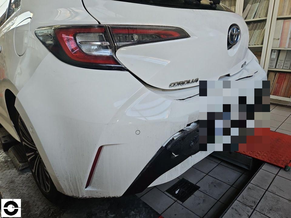 Heckansicht schräg links, Schaden an hinterer Stoßstange rechts mit Riss