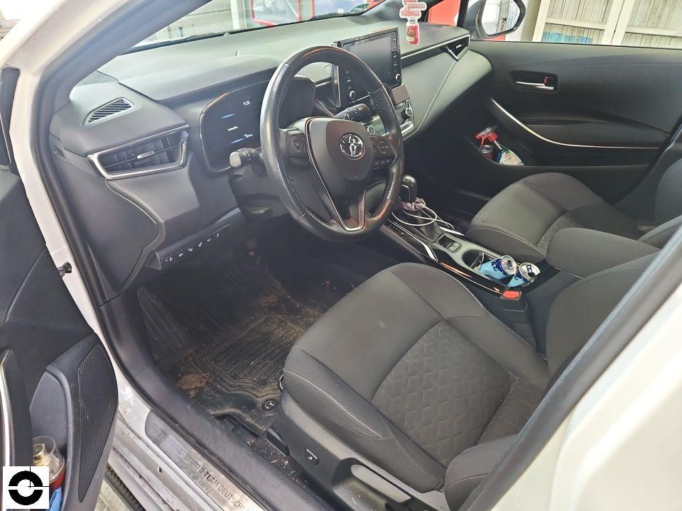 Innenraum Fahrerseite, Blick auf Lenkrad, Sitze und Mittelkonsole, keine Schäden erkennbar