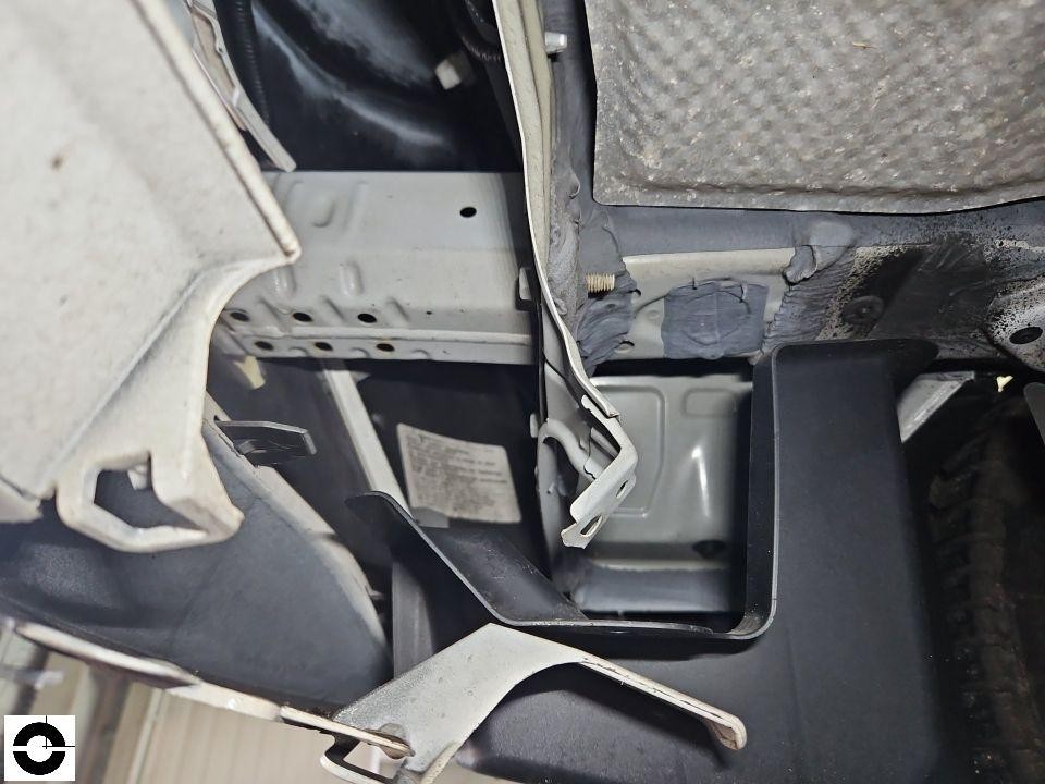 Unterboden-Ansicht, Längsträger und Karosseriestruktur im vorderen Bereich sichtbar