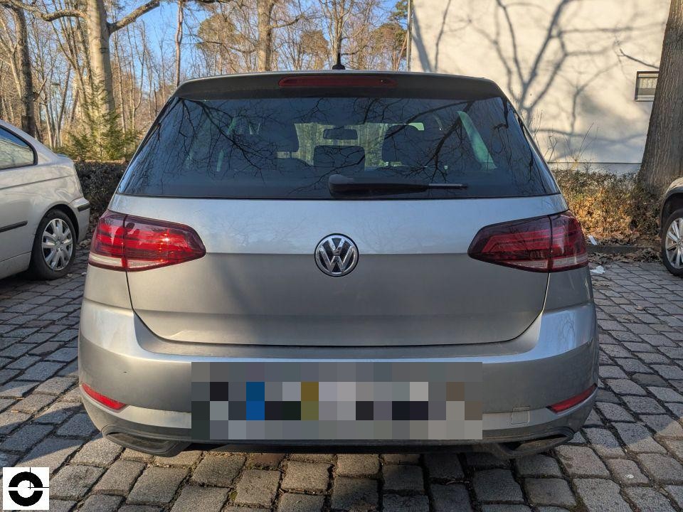 Heckansicht, silberner VW Golf, Kennzeichen bereits pixeliert, keine Schäden sichtbar
