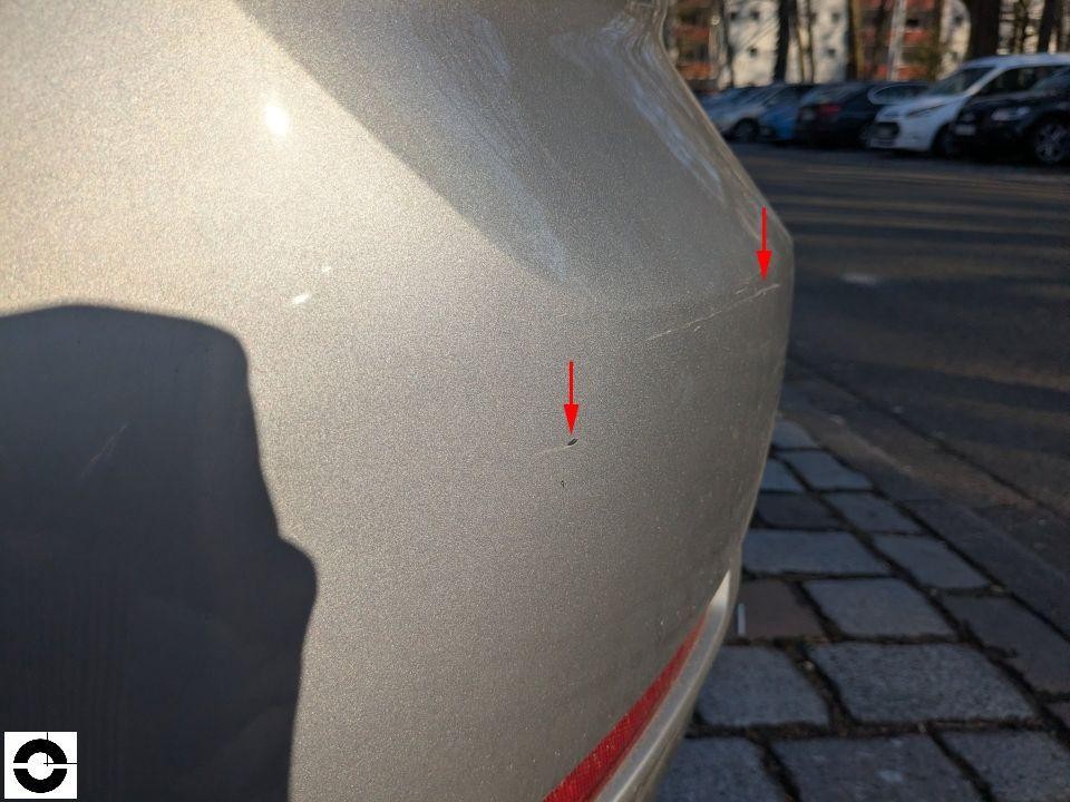 Heckschürze mit zwei markierten Kratzern, champagnerfarbener Metallic-Lack