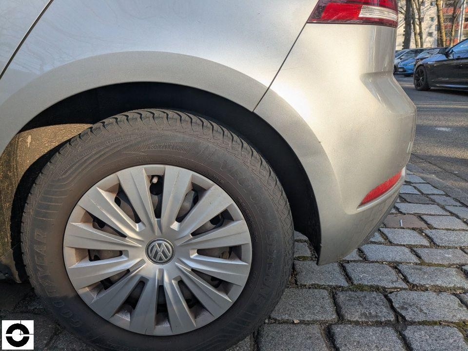 Hinteres linkes Rad mit VW-Radkappe, Stoßfängerecke hinten links, keine sichtbaren Schäden