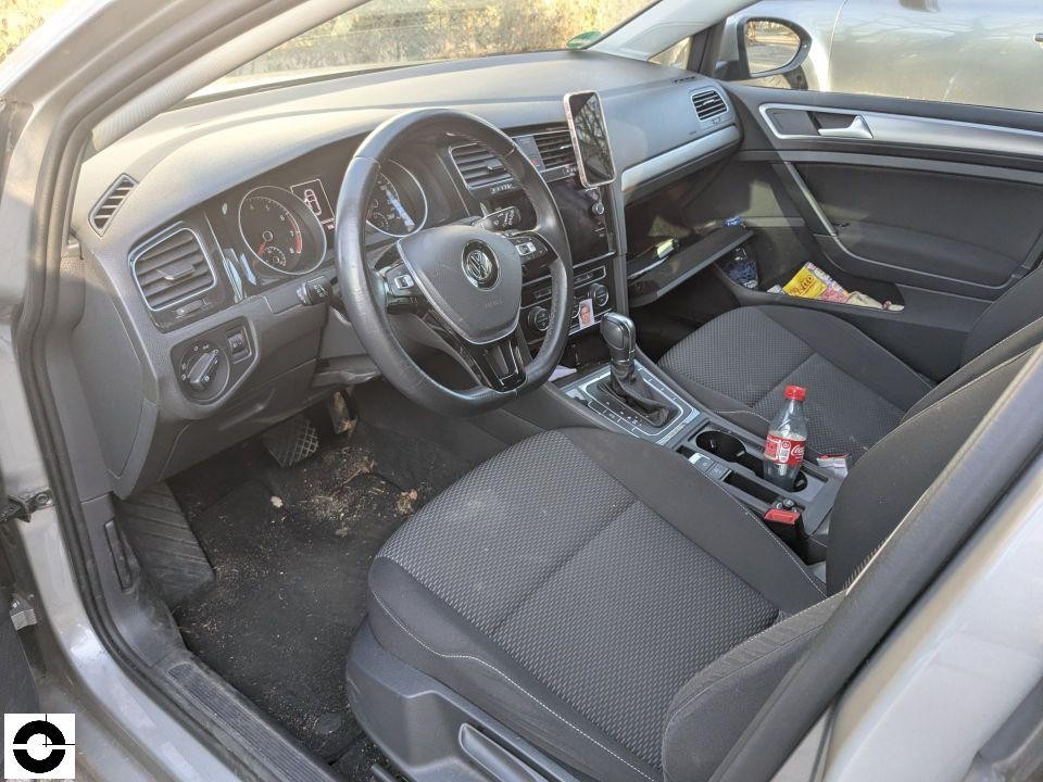 Innenraum Fahrerseite, Blick auf Lenkrad, Armaturenbrett und Vordersitze, verschmutzter Fußraum