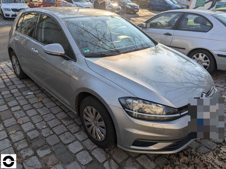 Schrägansicht von vorne rechts, silbernes Fahrzeug auf Parkplatz, kein sichtbarer Schaden