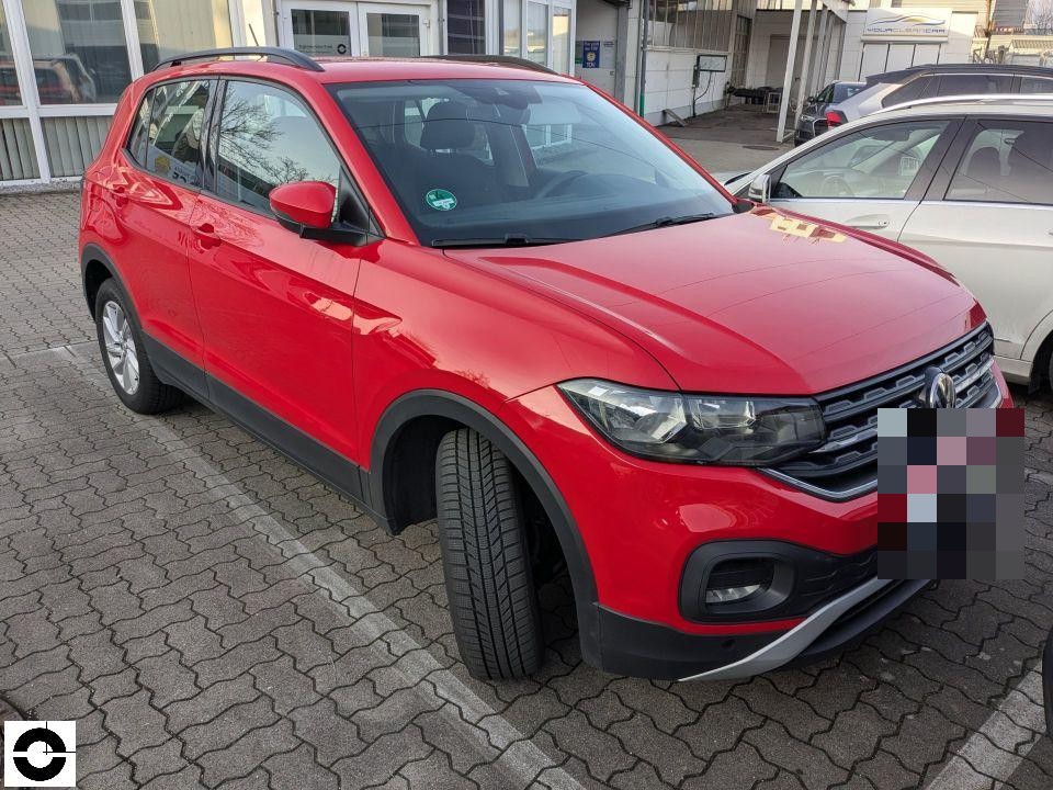 Frontansicht schräg rechts, roter SUV auf Werkstattgelände, keine sichtbaren Schäden