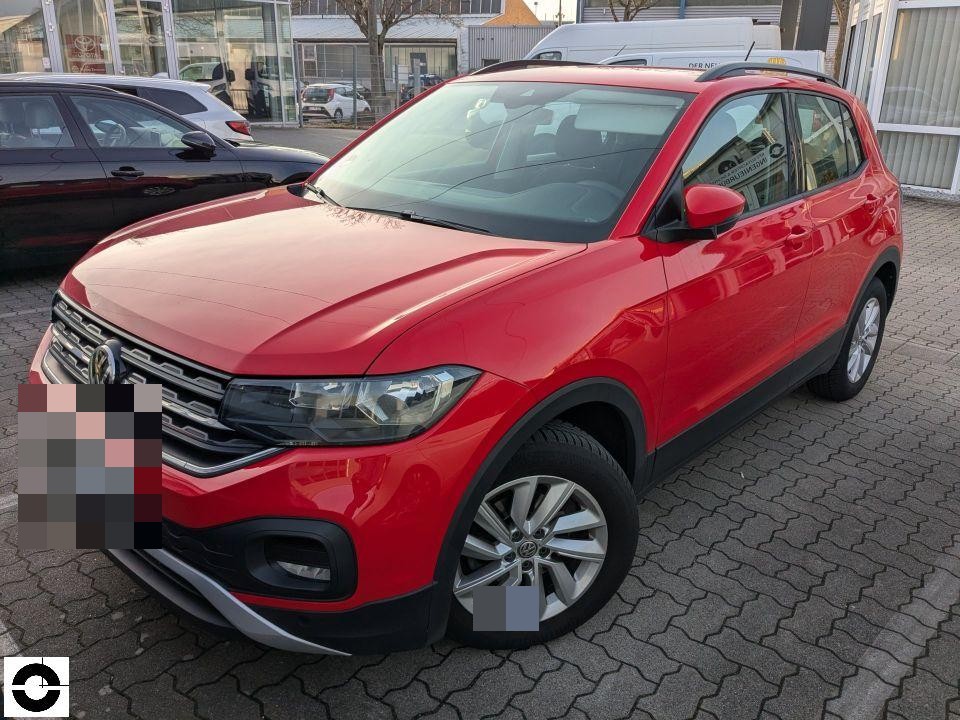 Frontansicht schräg rechts, roter VW T-Cross, keine sichtbaren Schäden