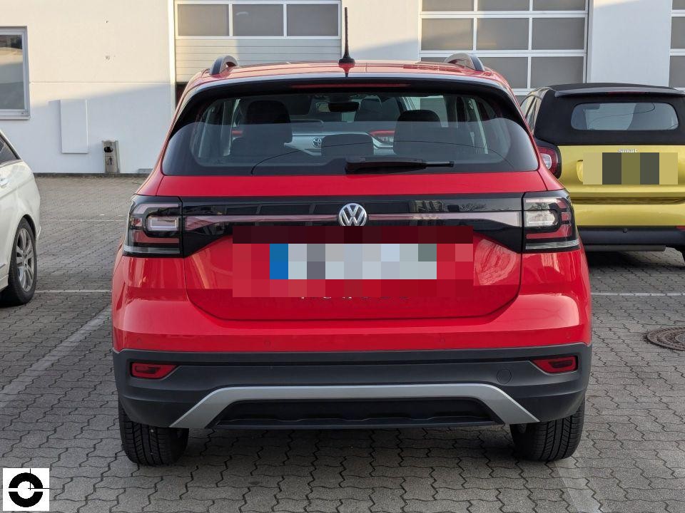 Heckansicht, roter Kompakt-SUV, keine sichtbaren Schäden, Kennzeichen pixeliert