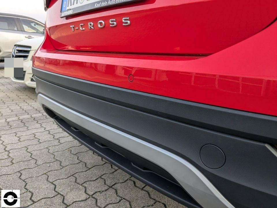 Heckansicht, T-Cross Schriftzug, Kratzer am rechten hinteren Stoßfänger sichtbar