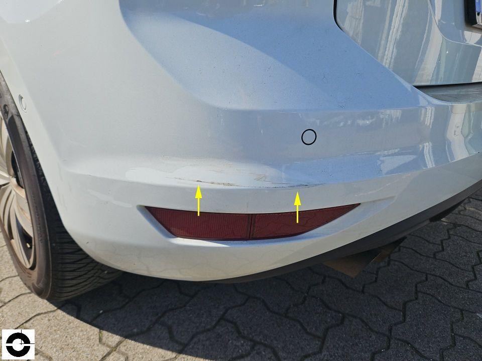 Heckschürze links mit Kratzern und Schürfspuren, gelbe Pfeile markieren Schadenstellen am Reflektor