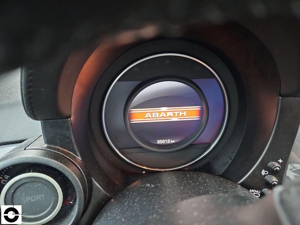 Digitales Kombiinstrument zeigt Abarth-Logo und Kilometerstand 85612 km