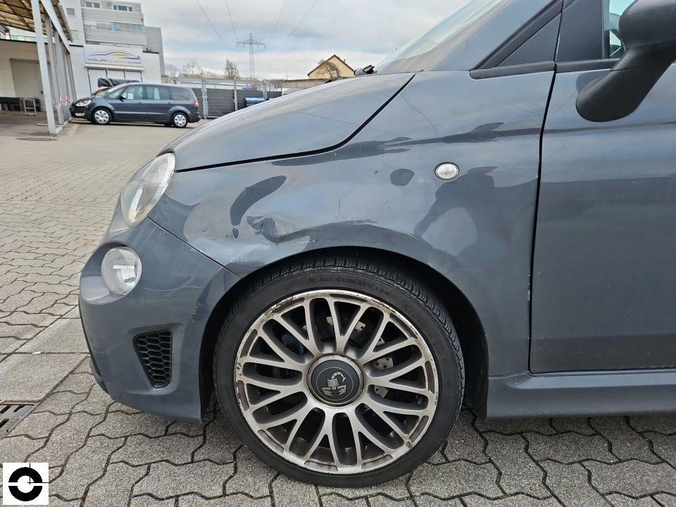 Frontansicht links, Schaden am vorderen Kotflügel mit Dellen und Lackkratzern