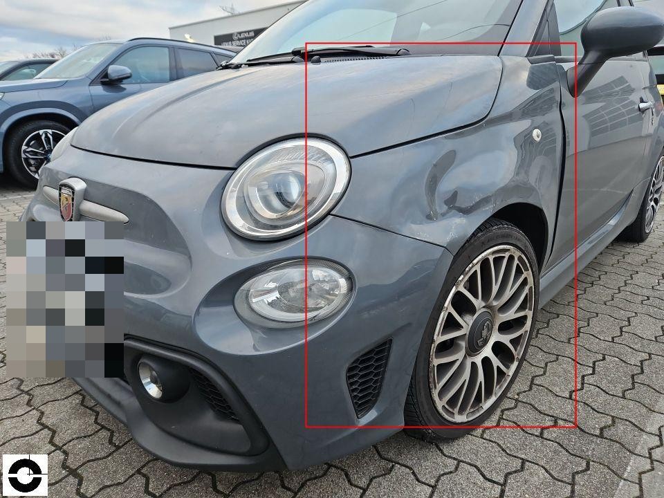 Frontansicht schräg rechts, deutliche Delle am vorderen Kotflügel rechts