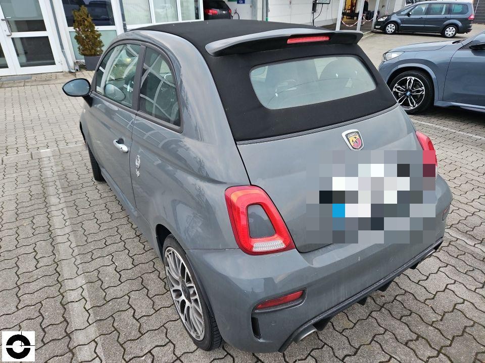 Heckansicht schräg links, Abarth 595 Cabrio, grau, keine sichtbaren Schäden