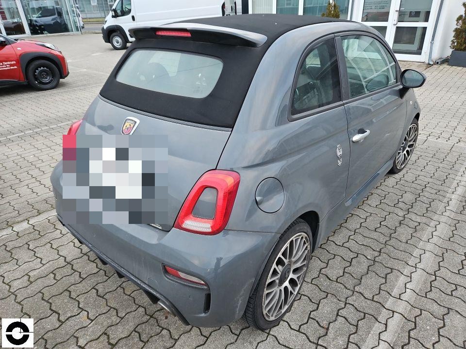 Heckansicht schräg rechts, Abarth 595 Cabrio, grau mit schwarzem Stoffverdeck, keine sichtbaren Schäden