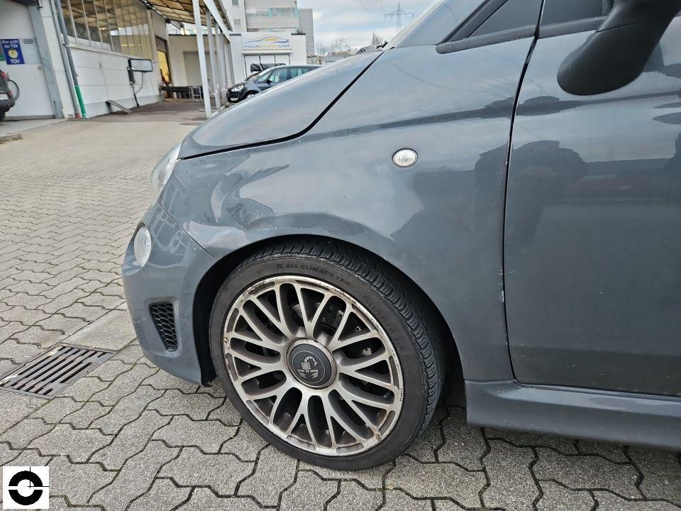 Seitenansicht vorne links, Kotflügel mit Dellen und Kratzern am Radlauf