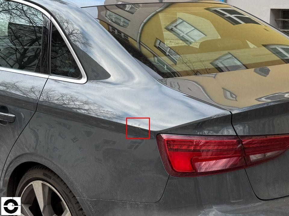 Heckansicht links, roter Markierungsrahmen zeigt Bereich am hinteren Kotflügel nahe Rückleuchte