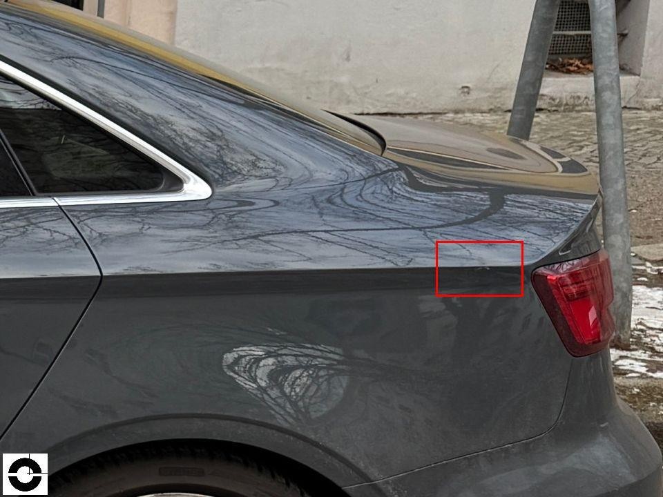 Heckansicht schräg links, Kofferraumdeckel mit roter Markierung, keine sichtbaren Schäden